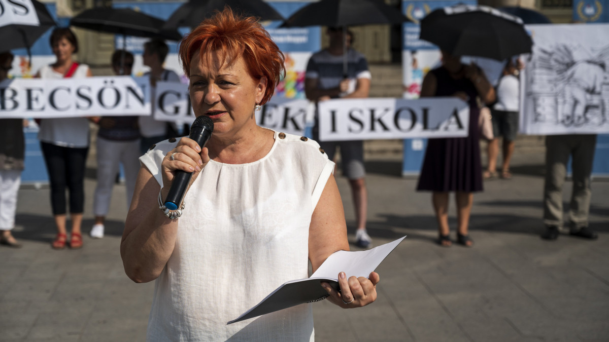 Szabó Zsuzsa, Pedagógusok Szakszervezetének (PSZ) elnöke beszédet mond a tanévnyitó kapcsán rendezett performanszon a Keleti Pályaudvar előtt 2019. augusztus 31-én.