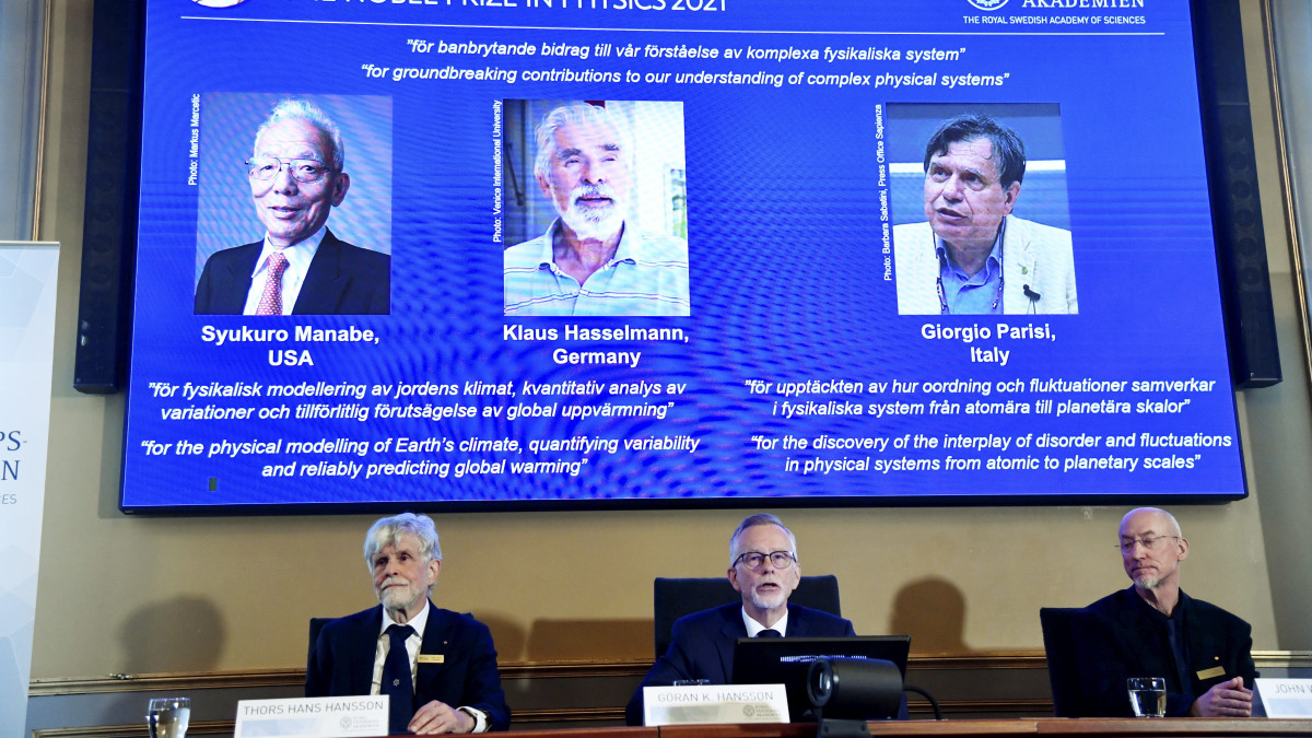 Thors Hans Hansson (b) és John Wettlaufer (j), a fizikai Nobel-bizottság tagjai, valamint Goran K. Hansson, a Svéd Királyi Tudományos Akadémia titkára bejelenti, hogy az amerikai-japán Syukuro Manabe, a német Klaus Hasselmann és az olasz Giorgio Parisi (kivetítőn, b-j) kapja az idei fizikai Nobel-díjat 2021. október 5-én a Svéd Királyi Tudományos Akadémiának a fizikai Nobel-díj odaítéléséről döntő bizottság stockholmi sajtótájékoztatóján. Az illetékes bizottság indoklása szerint a három tudós A komplex fizikai rendszerek megértésében elért úttörő eredményeiért érdemelték ki az elismerést.