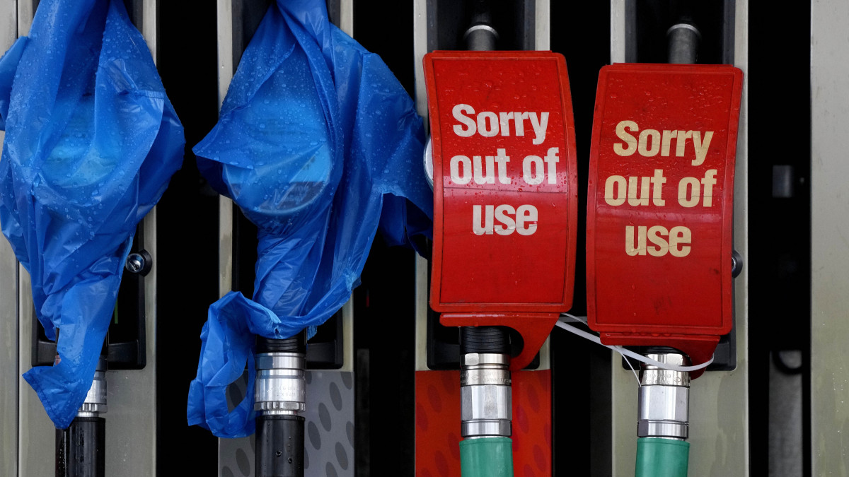 Üzemanyaghiányra figyelmeztető jelzések a töltőpisztolyokon egy londoni benzinkúton 2021. szeptember 30-án. Az EU-tagság megszűnése (Brexit) nyomán fellépő kamionsofőrhiány üzemanyagellátási gondokhoz, pánikszerű felvásárlási rohamokhoz és benzinkutak bezárásához vezetett Nagy-Britanniában.