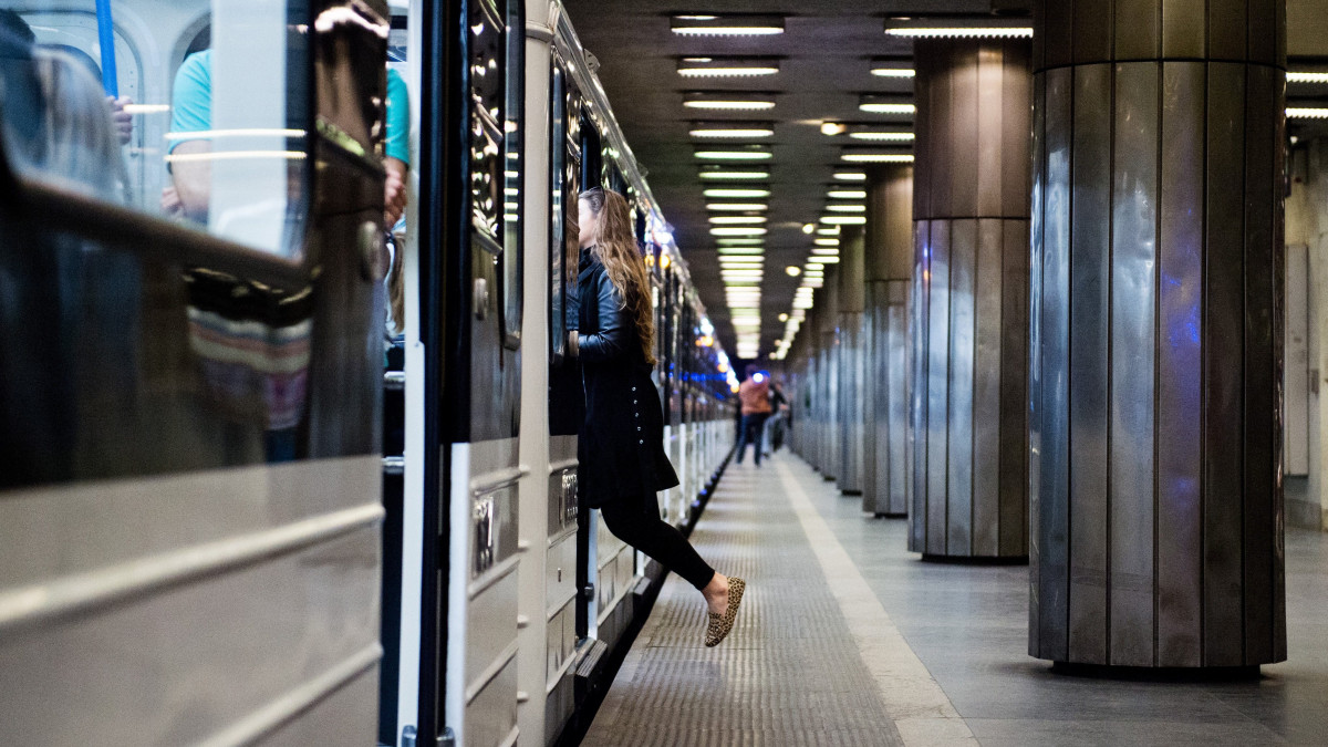 Felszáll egy utas az M3-as vonalon közlekedő első felújított metrószerelvényre Budapesten, a Nagyvárad téri megállóban 2017. március 20-án.