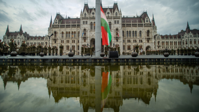 Október 6.: félárbócon a magyar zászló az Országház előtt