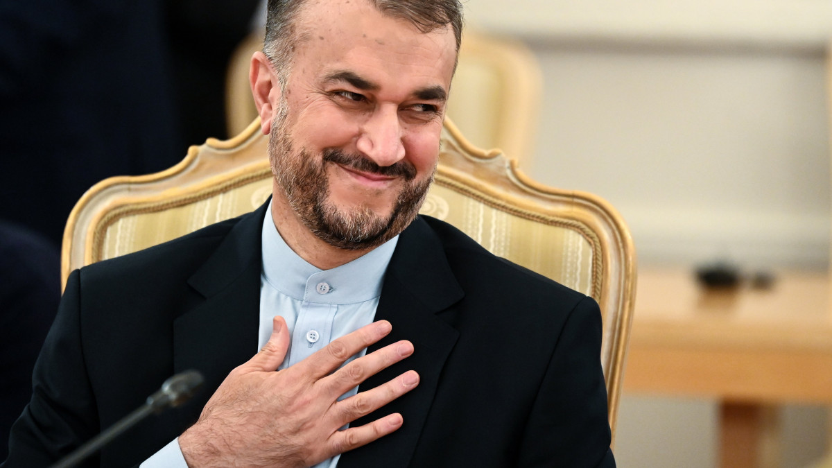 Hoszein Amirabdollahián új iráni külügyminiszter a Szergej Lavrov orosz külügyminiszterrel folytatott tárgyalásukon Moszkvában 2021. október 6-án.