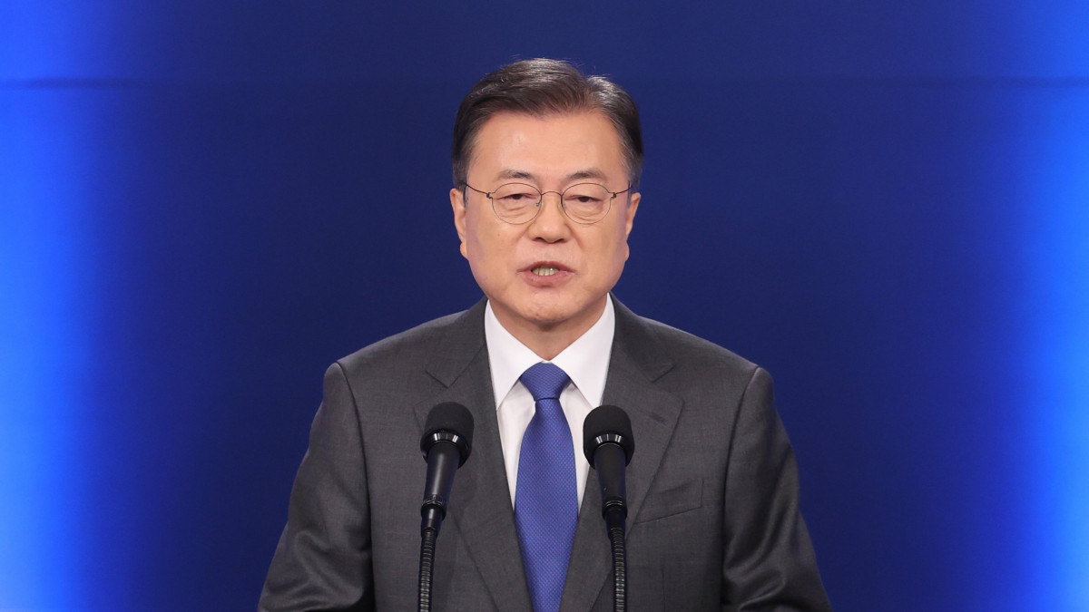 Mun Dzse In dél-koreai elnök a hivatalba lépésének negyedik évfordulóján tartott beszéde közben a szöuli államfői hivatalban 2021. május 10-én.