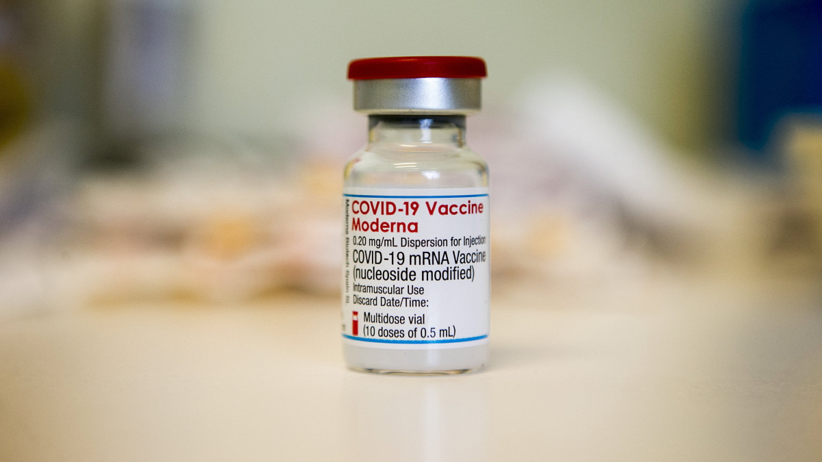 Jön az új, omikron ellen is hatékony vakcina, az EU is vesz belőle
