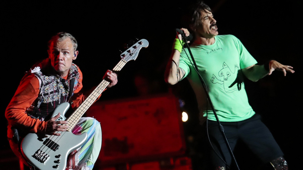 Santiago de Chile, 2018. március 17.Anthony Kiedis, a Red Hot Chili Peppers amerikai rockzenekar énekese (j) Flea basszusgitárossal az együttes fellépésén a Lollapalooza Fesztiválon a chilei fővárosban, Santiagóban 2018. március 17-én. (MTI/EPA/Mário Ruíz)