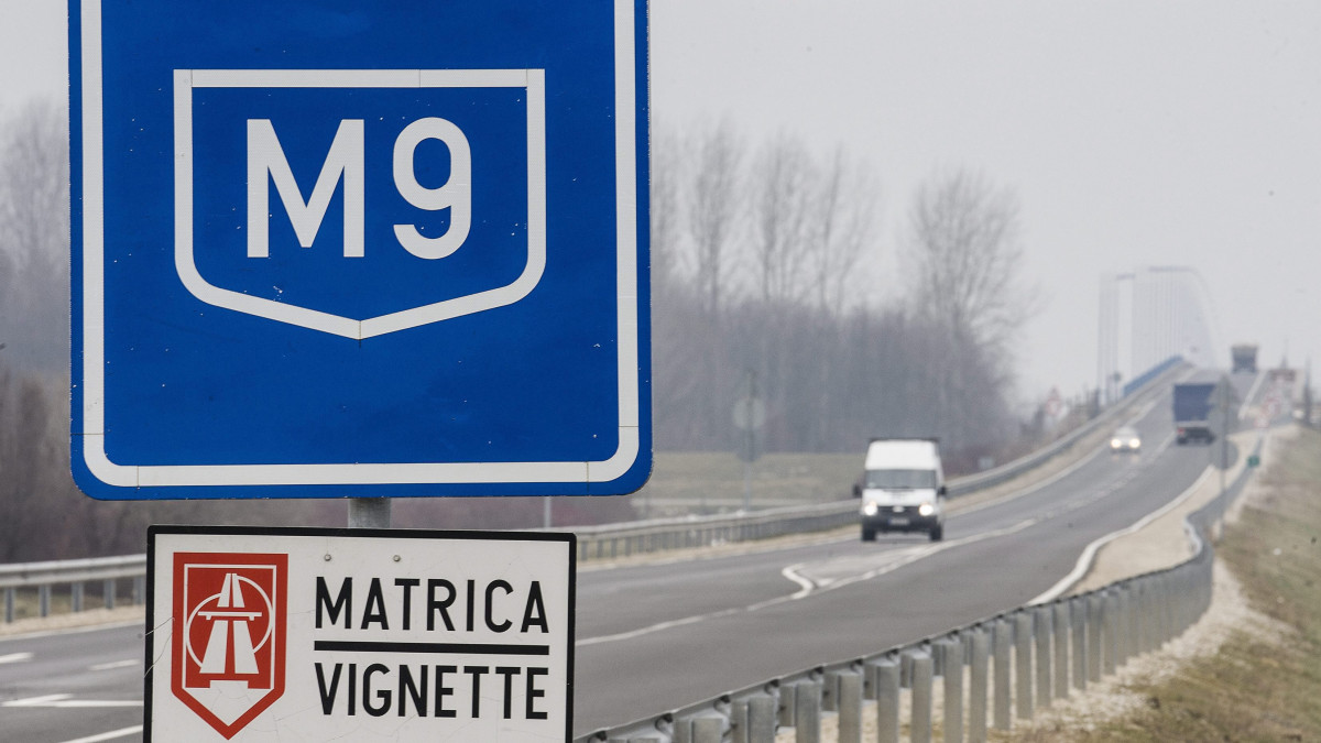 Az útdíjköteles M9-es autóút Szent László hídra vezető szakasza Szekszárd közelében 2015. január 8-án.