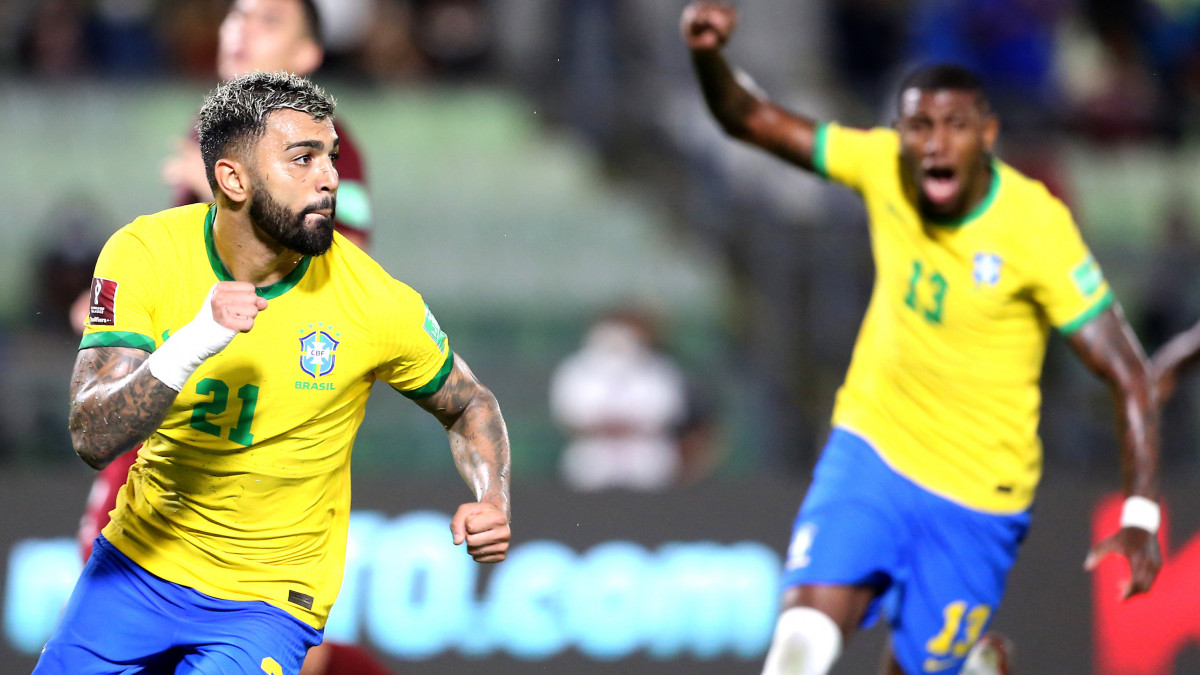 CARACAS, VENEZUELA - OCTOBER 07: Gabriel Barbosa (L) of Brazil celebrates after scoring the second goal of his team during a match between Venezuela and Brazil as part of South American Qualifiers for Qatar 2022 at Estadio OlĂ­mpico on October 07, 2021 in Caracas, Venezuela. (Photo by Edilzon Gamez/Getty Images)