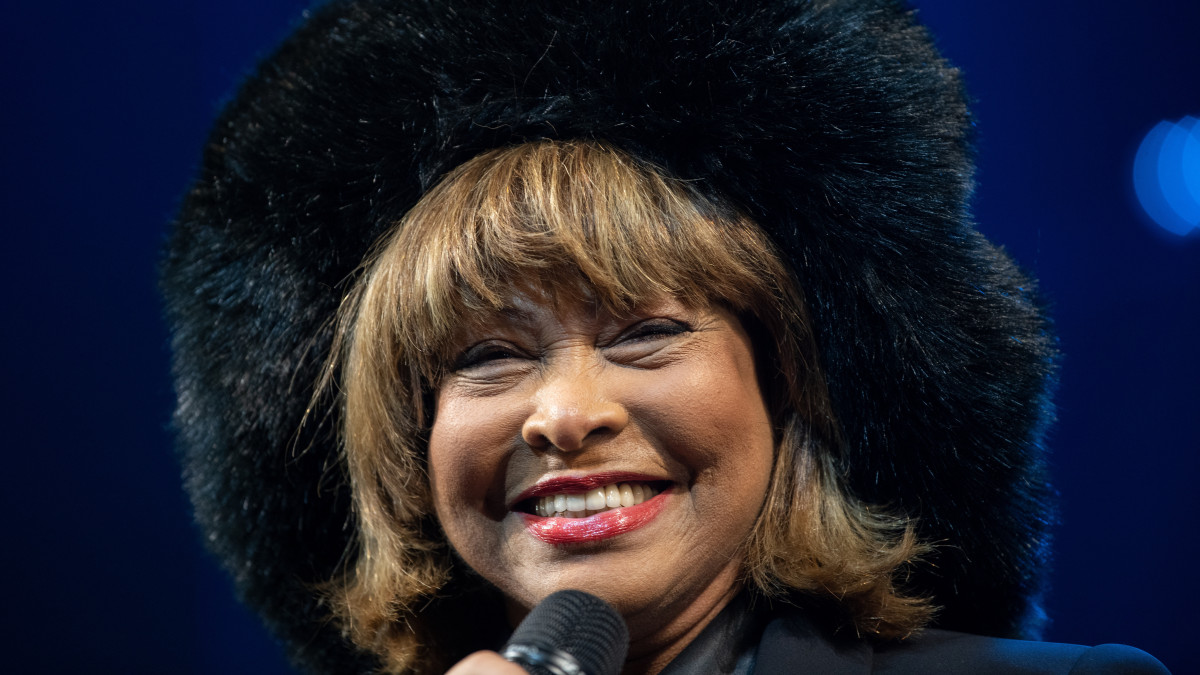 Tina Turner amerikai énekesnő a Tina című musical hamburgi premierjén 2019. március 3-án. A zenés műsor a 79 éves Turner életét mutatja be az északnémet nagyvárosban és később a New York-i Broadwayn színpadra állítva. A tizenkétszeres Grammy-díjas könnyűzenei előadó fél évszázadon átívelő karrierje alatt több mint 200 millió albumot adott el világszerte.
