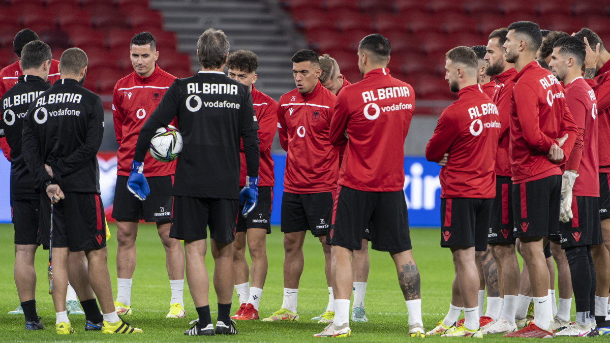 Az albán labdarúgó-válogatott játékosai a Puskás Arénában tartott edzésen 2021. október 8-án. Albánia október 9-én játszik világbajnoki selejtező mérkőzést Magyarország ellen Budapesten.