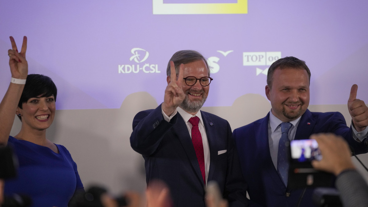 Petri Fiala, a hárompárti Spolu koalíció vezetője (k) ünnepel az eredményvárón Prágában 2021. október 9-én. A választási körzetek több mint 88 százalékában leadott szavazatok összesítése alapján a Spolu 26,5 százalékot szerzett az október 8-9-én rendezett cseh parlamenti választásokon.