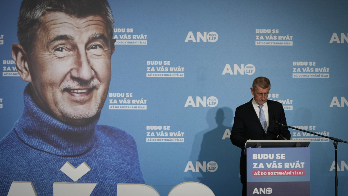 Andrej Babis cseh miniszterelnök, a kormányzó centrista ANO mozgalom vezetője beszél a párt prágai központjában 2021. október 9-én. A jobboldali hárompárti Spolu koalíció nyerte az október 9-én zárult képviselőházi választást Csehországban a szavazatok 27,62 százalékával. A második helyen az ANO végzett 27,28 százalékkal.