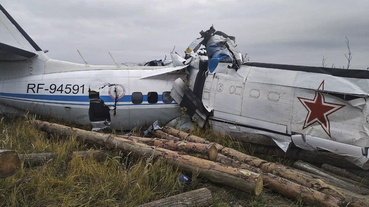 A rendkívüli helyzetek orosz minisztériuma által közreadott kép a lezuhant L-410-es repülőgép roncsáról Tatárföldön, Menzeliszk közelében 2021. október 10-én. A balesetnek 16 halálos áldozata van. A gépen a kétfős legénység mellett 21 ejtőernyős tartózkodott.
