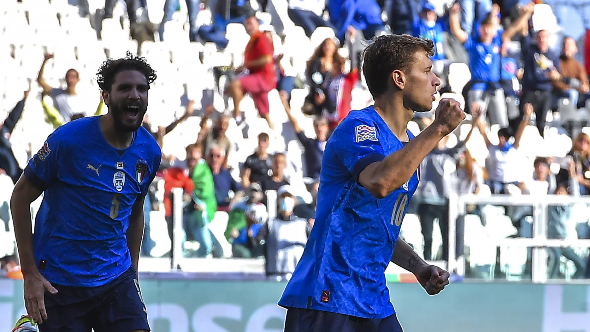 Az olasz Nicolo Barella (j) ünnepel, miután gólt szerzett a labdarúgó Nemzetek Ligájában játszott Olaszország  Belgium bronzmérkőzésen Torinóban 2021. október 10-én.