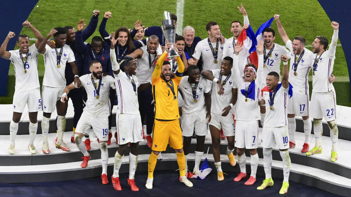 A francia válogatott tagjai ünnepelnek a bajnoki trófeával, miután 2-1-re megnyerték a labdarúgó Nemzetek Ligájában játszott Spanyolország  Franciaország döntő mérkőzést Milánóban 2021. október 10-én.