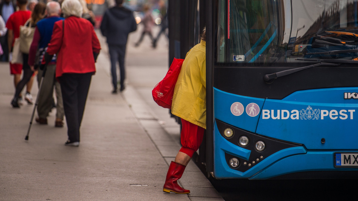 Utas száll fel egy autóbusz első ajtaján a BKK a Keleti pályaudvari megállójában 2020. június 15-én. Reggeltől újra nyitják az első ajtót a fővárosi buszok és trolik, visszaállt az első ajtós felszállási rend, amelyet korábban a koronavírus-járvány miatt szüntettek meg.
