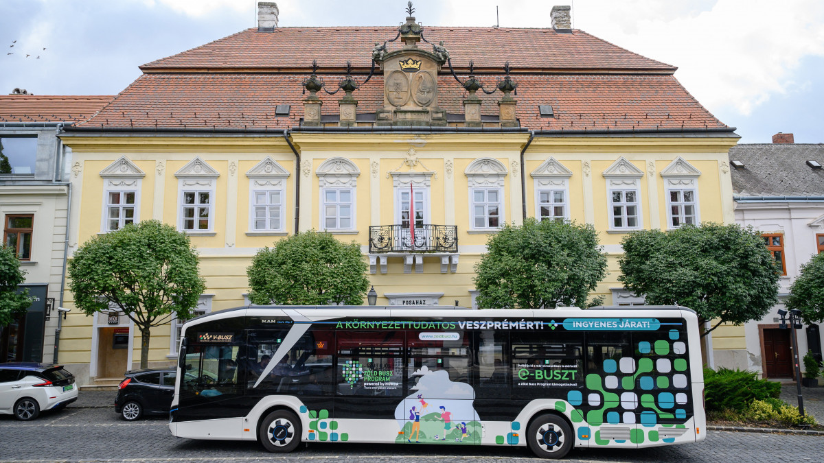 A Zöld Busz Program tesztüzemének keretében kipróbálható elektromos autóbusz a veszprémi Óváros téren 2021. október 12-én.