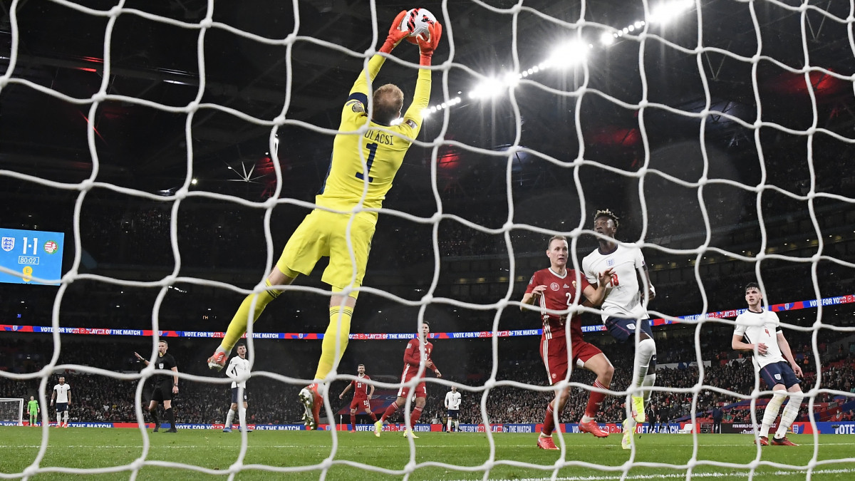 Gulácsi Péter kapus véd a labdarúgó világbajnoki selejtezők 8. fordulójában játszott Anglia - Magyarország mérkőzésen a londoni Wembley Stadionban 2021. október 12-én. A találkozó 1-1-es döntetlennel zárult.