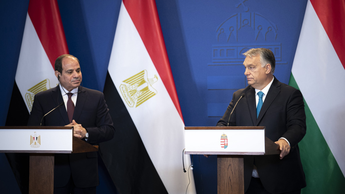 A Miniszterelnöki Sajtóiroda által közreadott képen Abdel-Fattáh esz-Szíszi egyiptomi elnök (b) és Orbán Viktor kormányfő a Karmelita kolostorban tartott sajtótájékoztatón 2021. október 13-án.