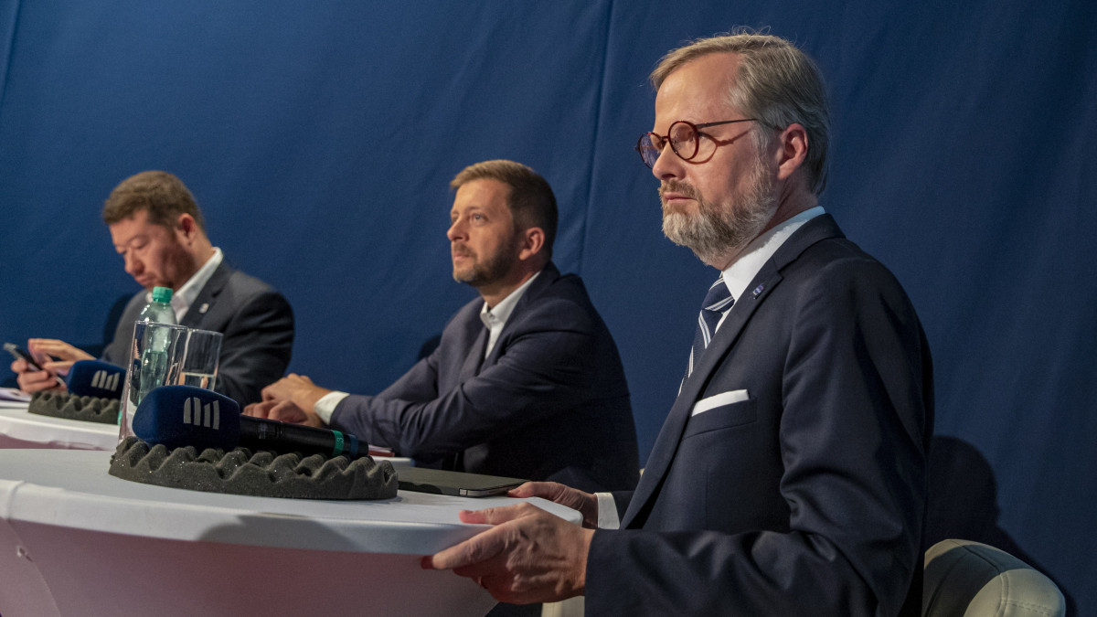 Petr Fiala, a a hárompárti Spolu koalíció (j) és Vit Rakusan, a Polgármesterek és Függetlenek (STAN) vezetője (j2) a kormányfőjelöltek rádiós vitája előtt Prágában 2021. október 8-án. Csehországban október 8-9-én választják meg a parlamenti alsóház 200 képviselőjét.