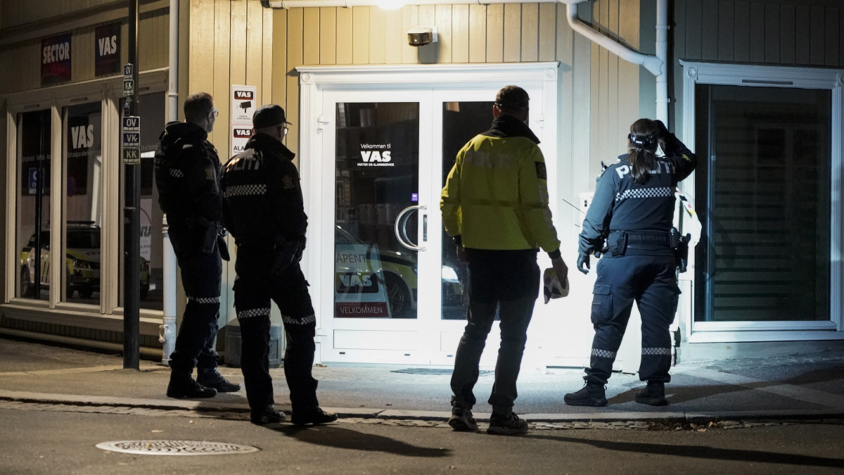 Helyszínelők dolgoznak Kongsbergben 2021. október 13-án, miután egy férfi íjjal lövöldözött a norvég fővárostól, Oslótól mintegy 80 kilométerre délnyugatra fekvő városban. A támadásnak öt halálos áldozata van, két ember megsebesült,  köztük egy szolgálaton kívüli rendőr is.