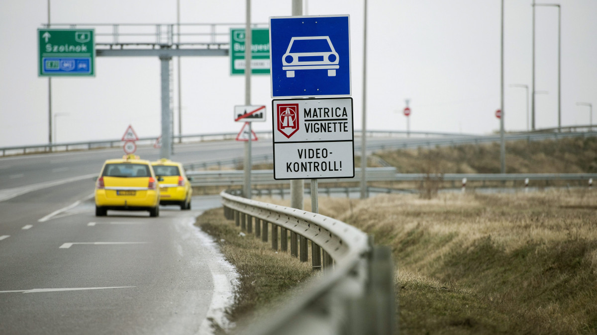 Taxik haladnak az útdíjköteles Liszt Ferenc-repülőtérre vezető úton, a főváros irányába 2015. január 8-án.