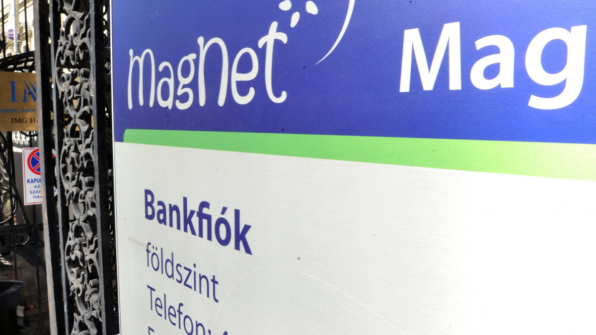 Pénzszállító hagyja el Magyarország első közösségi pénzintézete a MagNet Magyar Közösségi Bank Andrássy úti épületét. Az 1995-ben alapított bank felvállalja az úttörő szerepet abban, hogy az ügyfelek közreműködésével valódi választási lehetőségek révén forrást biztosítson olyan kezdeményezések számára, amelyek pozitívan hatnak környezetünkre és a társadalomra.