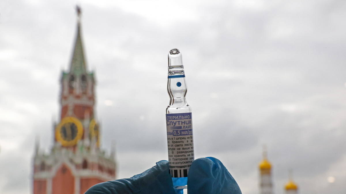 MOSCOW, RUSSIA - OCTOBER 5, 2021: A medical worker holds an ampoule with the Sputnik Light COVID-19 vaccine at a COVID-19 vaccination centre set up at the GUM department store, its daily capacity increased to 5,000 citizens. Furthermore, there are a hundred vaccination centres based on Moscow polyclinics or set up in shopping centres and other popular city destinations to administer vaccine injections without prior appointment. Vladimir Gerdo/TASS (Photo by Vladimir Gerdo\TASS via Getty Images)