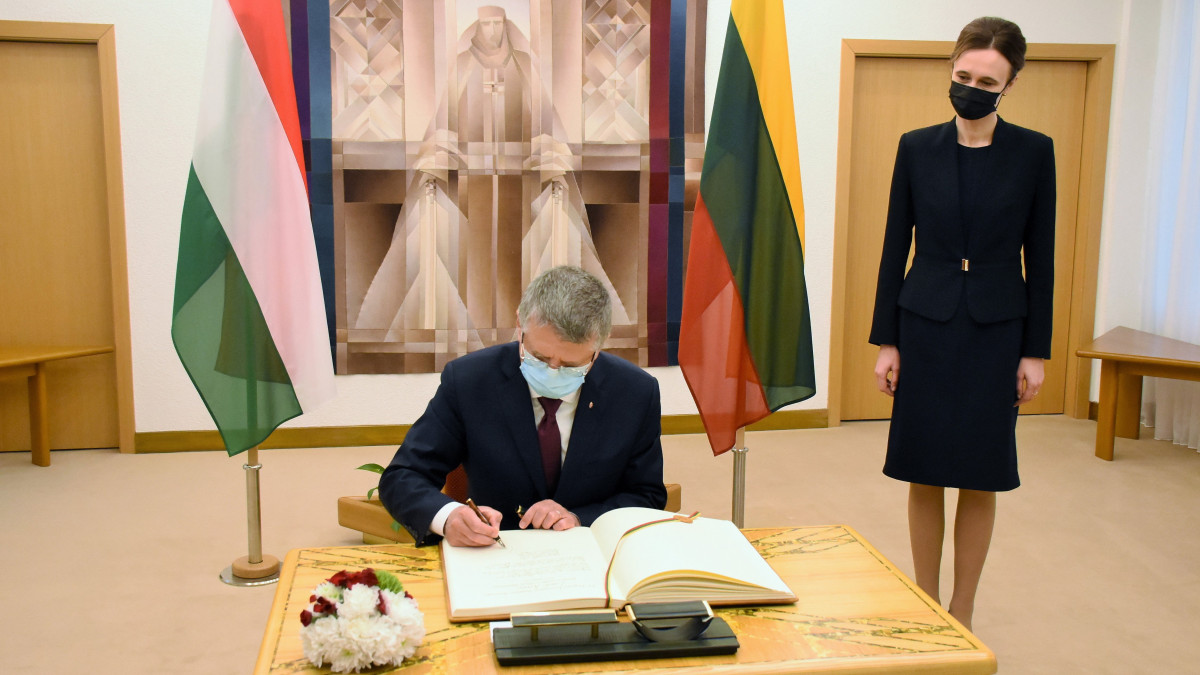 Az Országgyűlés Hivatala által közreadott képen Kövér László, az Országgyűlés elnöke és Viktorija Cmilyte-Nielsen litván házelnök vilniusi találkozójukon 2021. október 14-én.