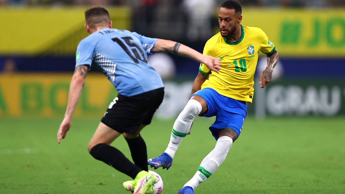MANAUS, BRAZIL - OCTOBER 14: Neymar Jr. of Brazil fights for the ball with Federico Valverde of Uruguay during a match between Brazil and Uruguay as part of South American Qualifiers for Qatar 2022  at Arena Amazonia on October 14, 2021 in Manaus, Brazil. (Photo by Buda Mendes/Getty Images)