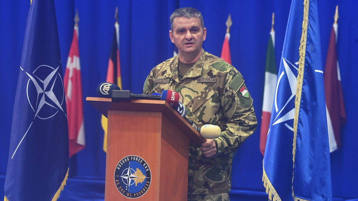 Kajári Ferenc vezérőrnagy a NATO KFOR missziójának 26., egyúttal első magyar parancsnoka beszédet mond a Pristinában tartott átadás-átvételi ünnepségen 2021. október 15-én. A KFOR feladata, hogy békés útra terelje az esetleges konfliktusokat a térségben.