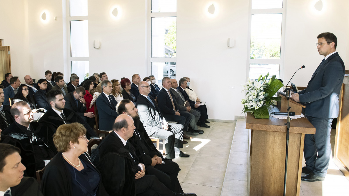 Gulyás Gergely, a Miniszterelnökséget vezető miniszter beszédet mond a Rakamazi Református Missziói Egyházközség Presbitériuma új templomának felszentelési ünnepségén 2021. október 16-án.