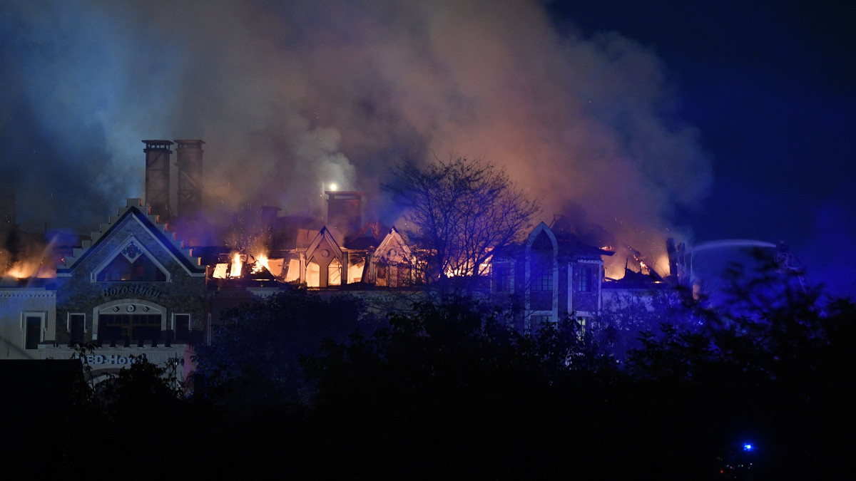 A tamásipusztai Borostyán Med Hotel kigyulladt tetőszerkezete lángol 2021. október 17-én. Az ötös fokozatúra minősített tűzhöz nagy erőkkel vonultak ki a debreceni,a nyíradonyi és a szakolyi tűzoltók, a szálloda épületét 85 embernek kellett elhagynia.