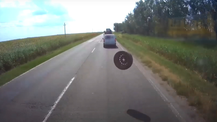 Ilyen, amikor egy kamionos eltrafál egy elszabadult pótkereket – videó