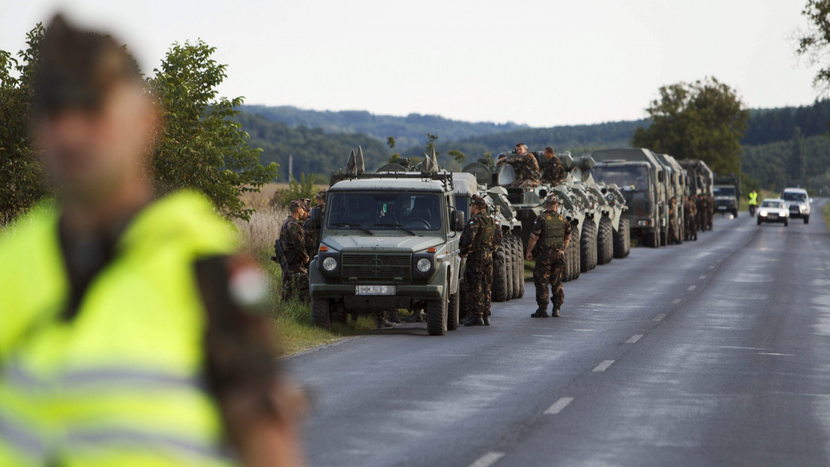 Katonai konvoj várakozik a Nagykanizsa-Gyékényes közötti úton, Nagykanizsa határában 2015. szeptember 19-én.