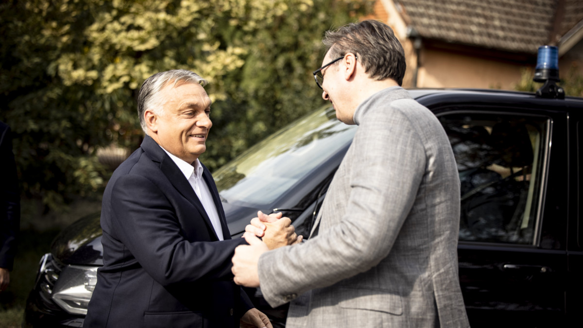 A Miniszterelnöki Sajtóiroda által közreadott képen Orbán Viktor miniszterelnök (b) és Aleksandar Vucic szerb elnök a szerbiai Horgoson, a Szeged-Szabadka vasútvonal felújításindító ünnepsége előtt 2021. október 18-án.