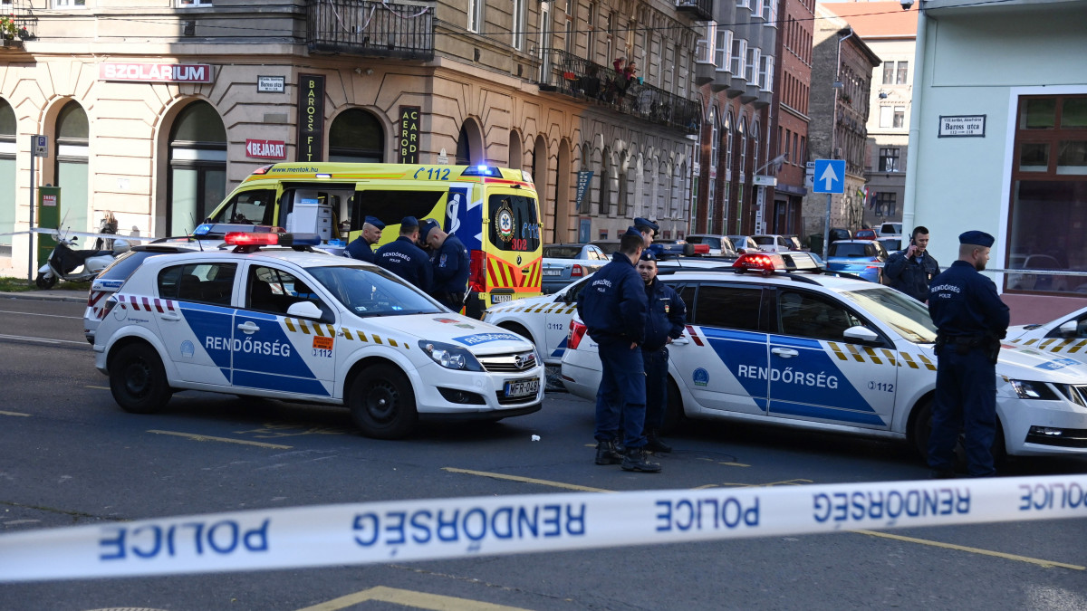 Rendőrök a VIII. kerületi Baross utca és a Szigetvári utca sarkán, ahol meghalt egy férfi, miközben a rendőrök éppen intézkedtek vele szembe 2021. október 19-én. A történteket közigazgatási eljárásban vizsgálják, a jelenlegi adatok szerint nincs összefüggés a haláleset és a rendőri intézkedés között.