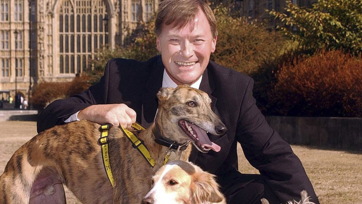 2003. szeptember 17-én a londoni parlament előtt készített kép David Amess brit konzervatív képviselőről, akit késes támadás ért a kelet-angliai Leigh-on-Sea-ben tartott képviselői fogadóórája közben, 2021. október 15-én. A feltételezett tettest őrizetbe vették.