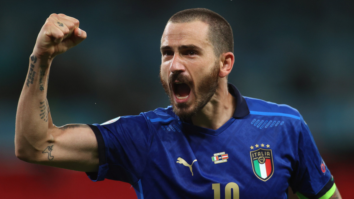 Az olasz Leonardo Bonucci, miután csapata hosszabbításban 2-1-re győzött a világméretű koronavírus-járvány miatt 2021-re halasztott 2020-as labdarúgó Európa-bajnokság nyolcaddöntőjének Olaszország-Ausztria mérkőzésén a londoni Wembley Stadionban 2021. június 26-án.