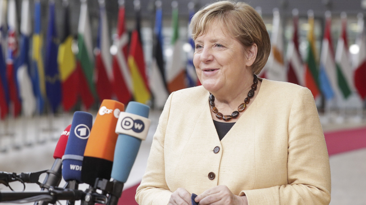 Angela Merkel német kancellár az Európai Unió brüsszeli csúcstalálkozójára érkezve nyilatkozik 2021. október 21-én.