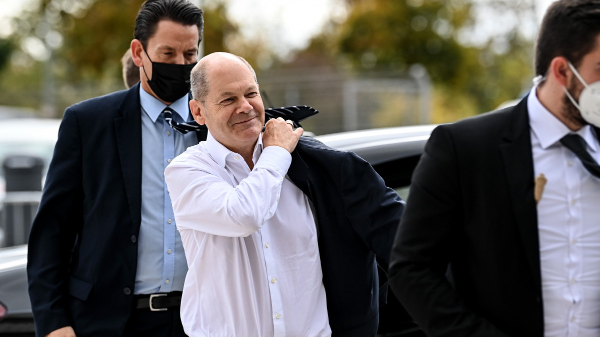 21 October 2021, Berlin: Olaf Scholz (SPD), candidate for Chancellor, arrives at the venue for the coalition negotiations. The coalition negotiations between SPD, FDP and BĂźndnis 90/Die GrĂźnen to form a government after the federal elections begin today. Photo: Britta Pedersen/dpa-Zentralbild/dpa (Photo by Britta Pedersen/picture alliance via Getty Images)