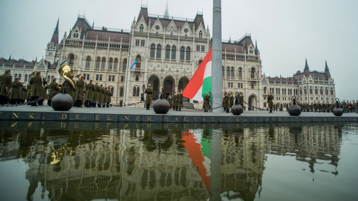Katonai tiszteletadással felvonják Magyarország nemzeti lobogóját a Parlament előtti Kossuth Lajos téren az 1956-os forradalom és szabadságharc kitörésének 64. évfordulóján 2020. október 23-án.