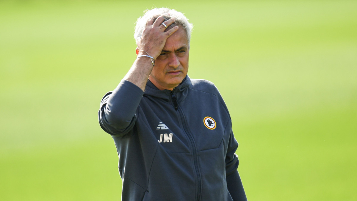 ROME, ITALY - OCTOBER 20: JosĂ¨ Mourinho head coach of AS Roma gestures during a training session at  at Centro Sportivo Fulvio Bernardini on October 20, 2021 in Rome, Italy. (Photo by Silvia Lore/Getty Images )