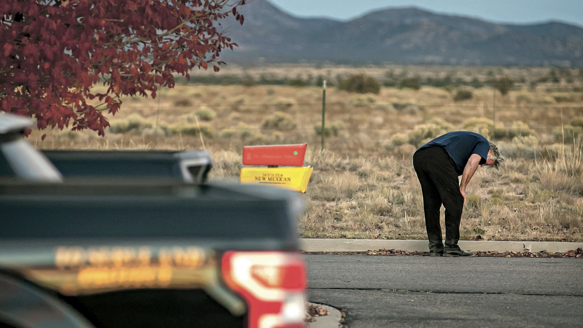 Alec Baldwin amerikai az új-mexikói Santa Fe közelében tartott filmforgatáson 2021. október 21-én, miután egy kellékfegyverrel agyonlőtte a vezetőoperatőrt, a rendezőt pedig megsebesítette. A westernfilmnek a színész főszereplője és producere volt.