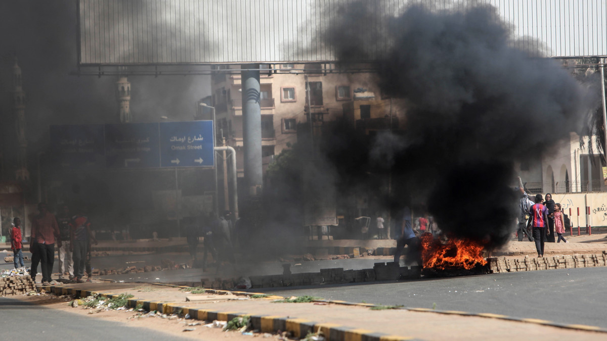 Tüntetők gumikat égetnek a szudáni fővárosban, Kartúmban 2021. október 25-én. Szudánban a hadsereg október 25-re virradóan őrizetbe vette az átmeneti kormány több civil tagját, valamint házi őrizet alá került a miniszterelnök, Abdullah Hamdok is. Kelet-Szudánból hetek óta tüntetéseket jelentenek, október elején pedig az emberek elfoglalták az ország egyik legfontosabb kikötőjét, Port-Szudánt is.