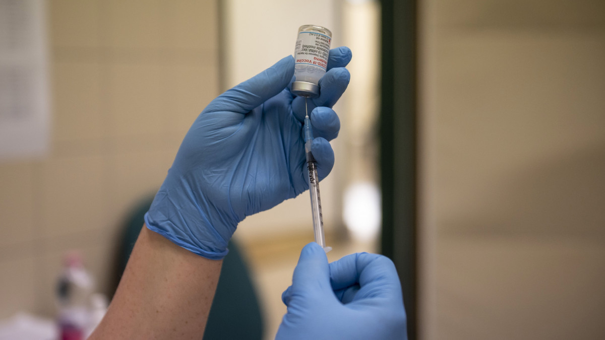 Előkészítik a Moderna amerikai biotechnológiai cég koronavírus elleni vakcinájával harmadik, emlékeztető oltásként az egri Markhot Ferenc Kórház oltópontján 2021. október 5-én.