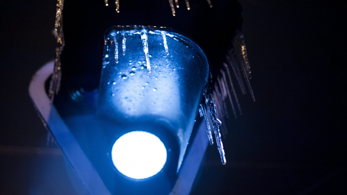 Az ónos eső ráfagyott egy vasúti átkelő lámpájára a XII. kerületben, a Diana utcában 2014. december 1-jén.
