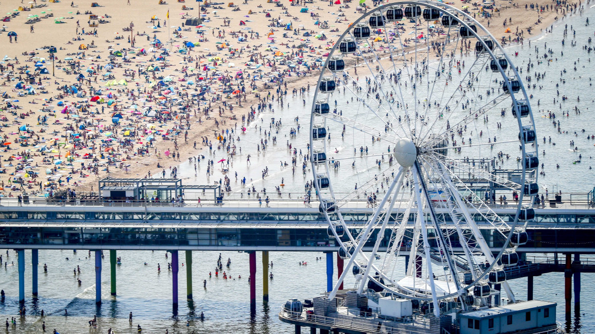 Scheveningen, 2018. augusztus 7.Strandolók népesítik be a hollandiai Scheveningen tengerpartját 2018. augusztus 7-én. (MTI/EPA/Jerry Lampen)