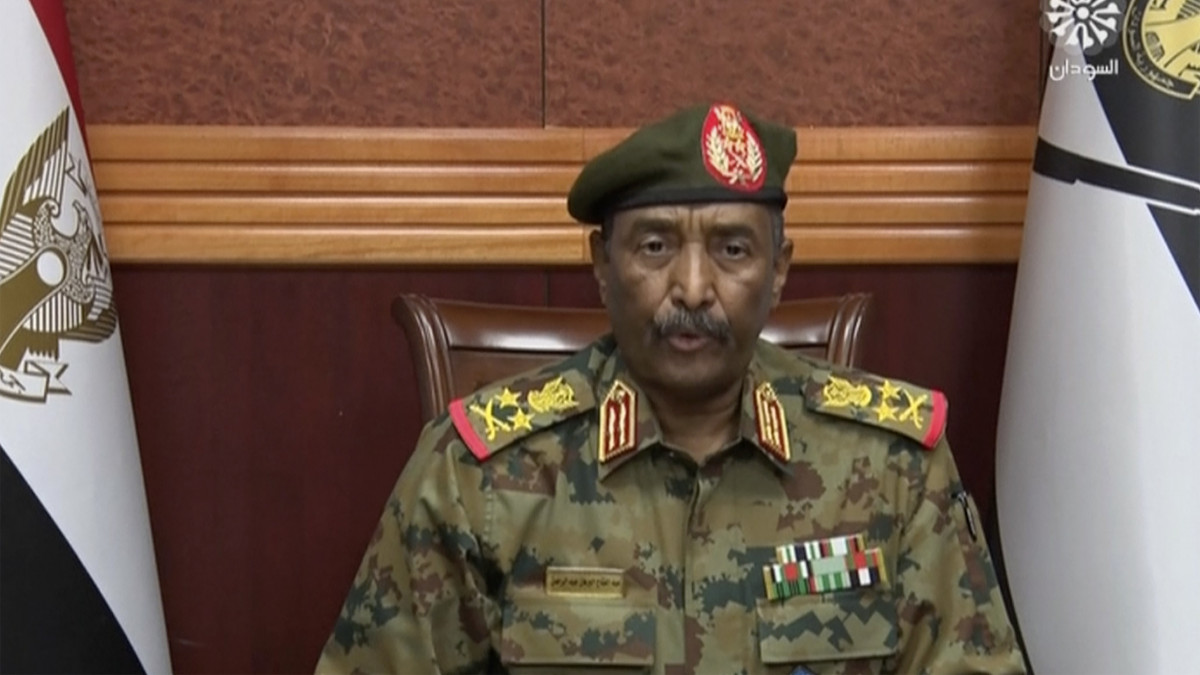 A videofelvételről rögzített képen Abdel-Fattáh al-Burháni tábornok, a szudáni katonai-civil tanács vezetője tévébeszédében bejelenti a tanács és az átmeneti kormány feloszlatását, valamint a rendkívüli állapot bevezetését azt követően, hogy katonák őrizetbe vették a kormány sok civil tagját, köztük Abdullah Hamdok miniszterelnököt is. Burháninak alig egy hónap múlva át kellett volna adnia az átmeneti tanács vezetését egy választott civil vezetőnek.
