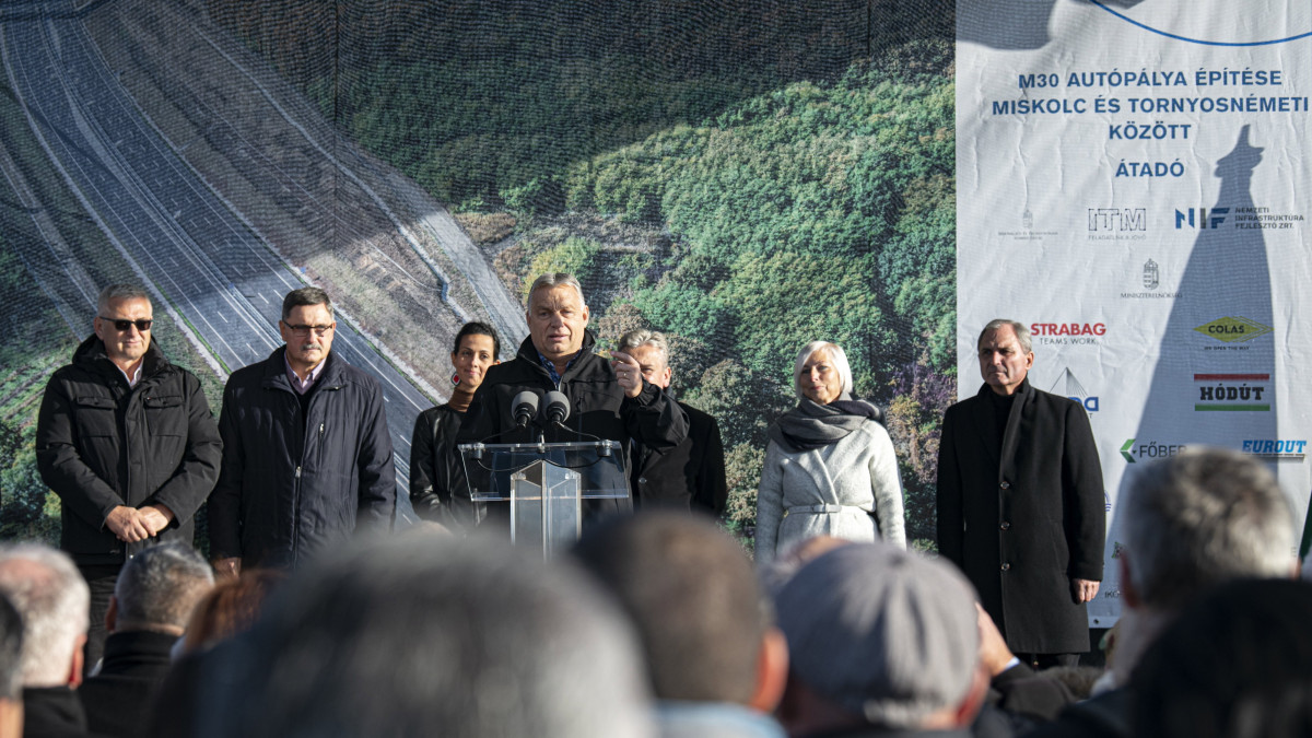 A Miniszterelnöki Sajtóiroda által közreadott képen Orbán Viktor miniszterelnök beszédet mond az M30-as gyorsforgalmi út Miskolcot Kassával összekötő szakaszának átadóünnepségén Tornyosnémetiben 2021. október 26-án. A kormányfő mögött Demeter Zoltán (b), Hörcsik Richárd (b3), Koncz Zsófia (b3) és Csöbör Katalin (b5), Borsod-Abaúj-Zemplén megye fideszes országgyűlési képviselői, Nagy Róbert Attila, a beruházó Nemzeti Infrastruktúra Fejlesztő Zrt. vezérigazgatója (j3). 