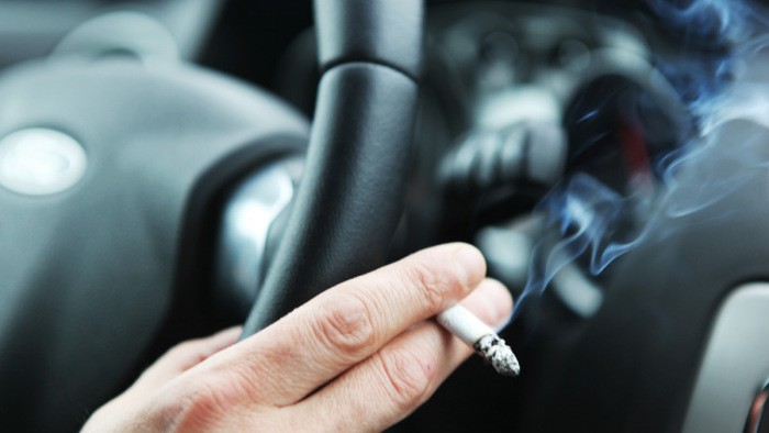 Teljes dohányzási tilalom jöhet az autókban is